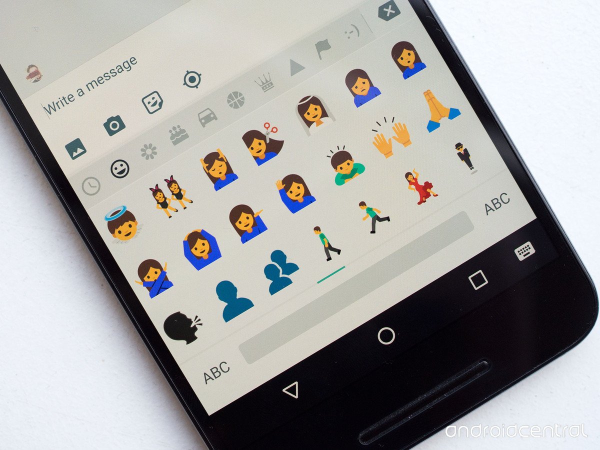 Há poucas semanas, um vazamento envolvendo o Android N mostrou que o Google tem interesse em tornar os emojis do sistema mais humanos.